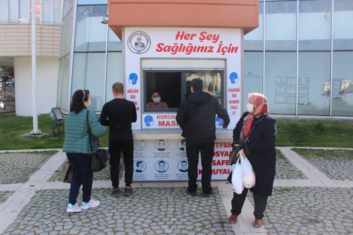 Burhaniye’de Belediye Maske Dağıtım Noktası kurdu G2