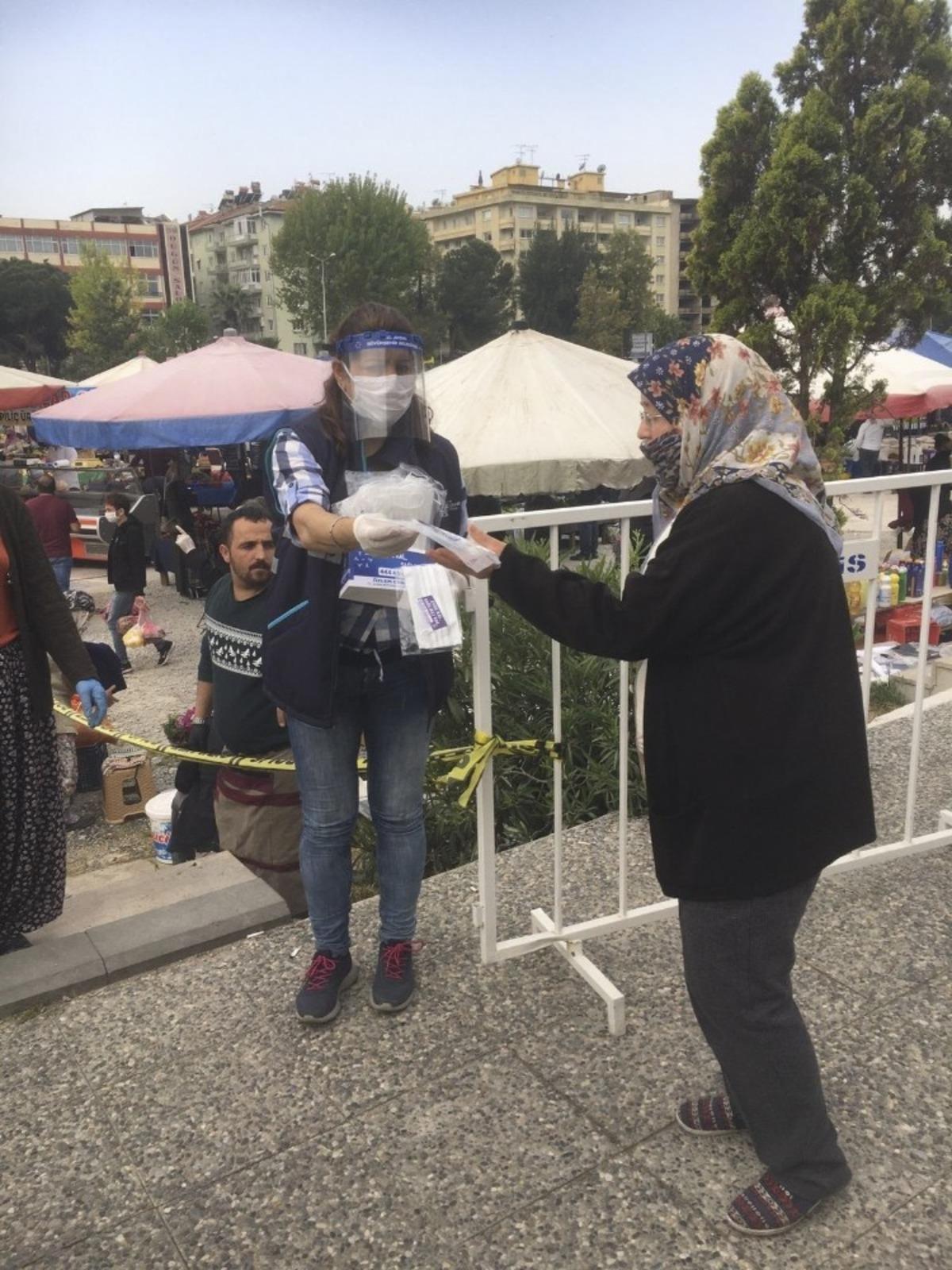 Pazaryerlerinde maske dağıtımına devam ediyor