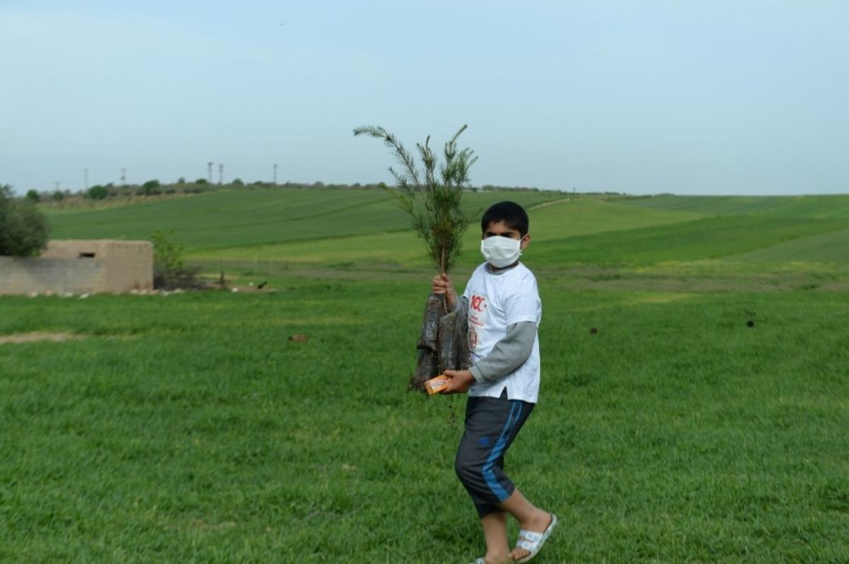 Mardin&rsquo;de &ccedil;ocuklar 23 Nisan&rsquo;da 2 bin 20 &ccedil;am fidesini toprakla buluşturdu