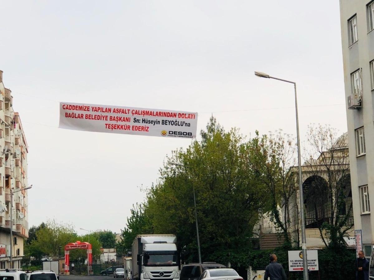 Esnaftan Bağlar Belediyesine pankartlı teşekk&uuml;r