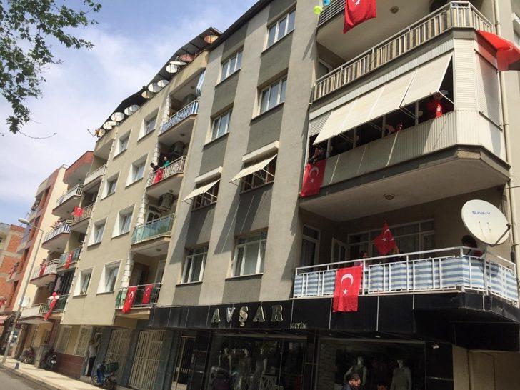 Alaşehirliler bayramı balkonlarından kutladı G3