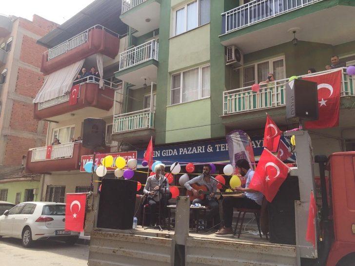 Alaşehirliler bayramı balkonlarından kutladı G4