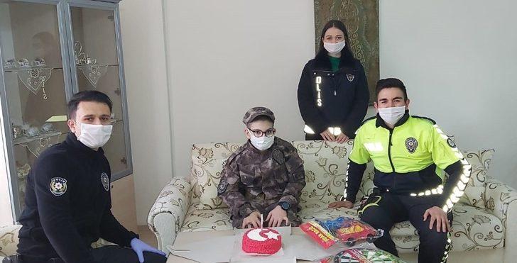 Polislerden engelli çocuğa pastalı 23 Nisan kutlaması G1