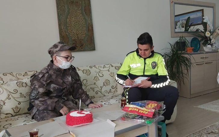 Polislerden engelli çocuğa pastalı 23 Nisan kutlaması G3