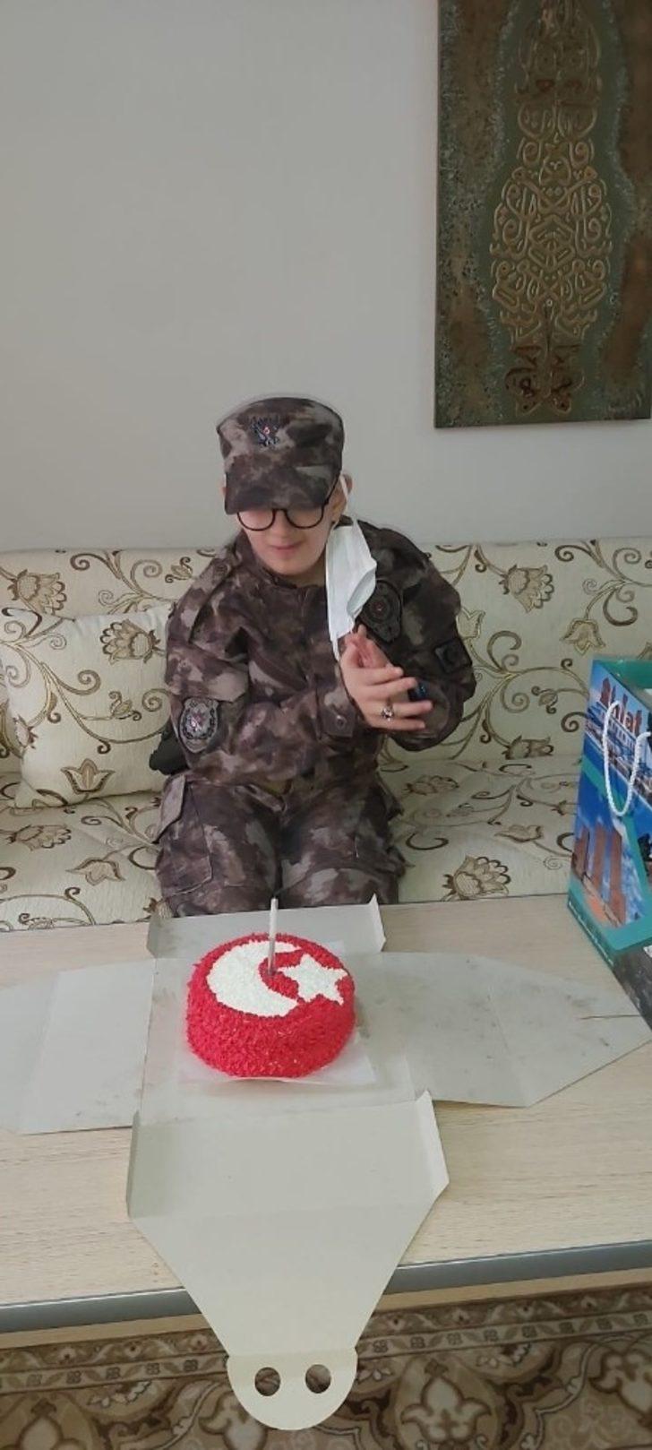 Polislerden engelli çocuğa pastalı 23 Nisan kutlaması G4