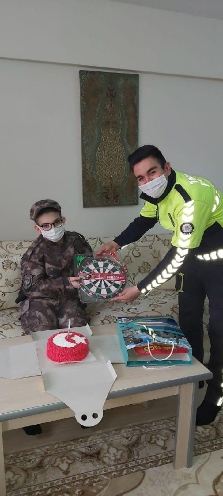 Polislerden engelli çocuğa pastalı 23 Nisan kutlaması G5