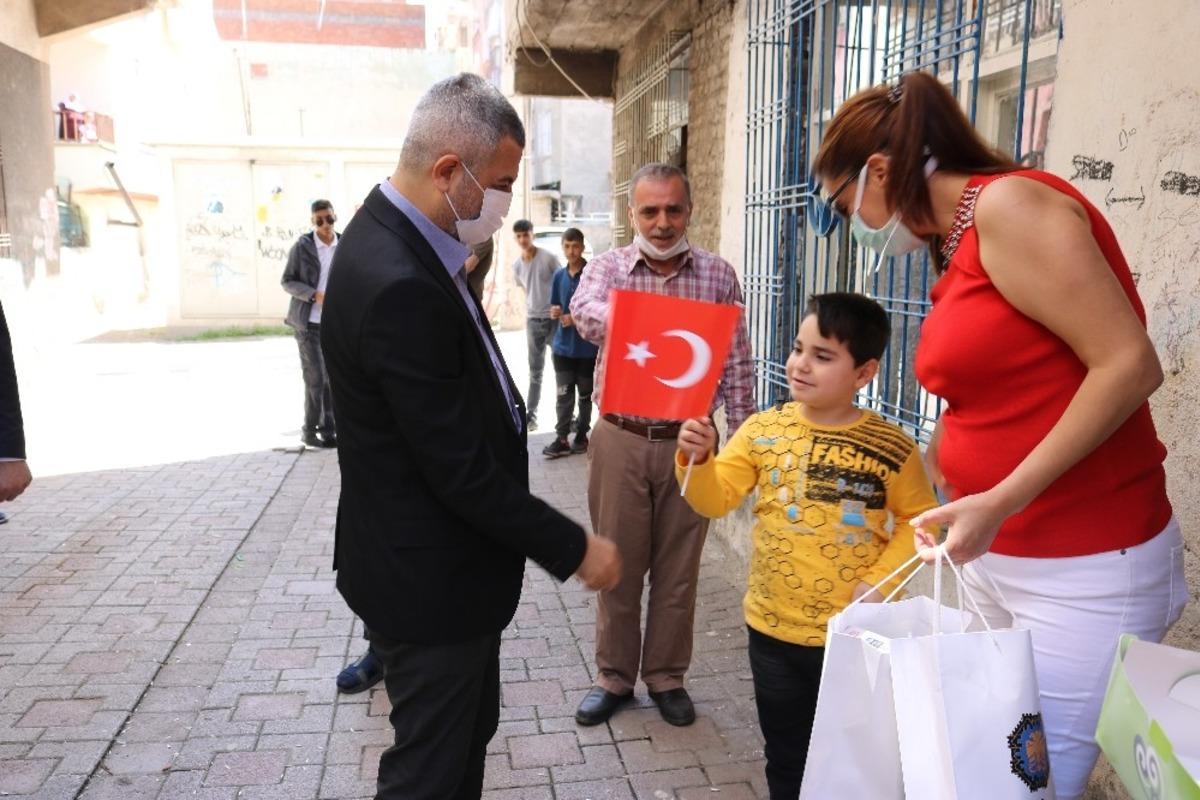 Diyarbakır İl Milli Eğitim M&uuml;d&uuml;r&uuml; Taş&ccedil;ıer &ccedil;ocukların bayramını evlerinde kutladı