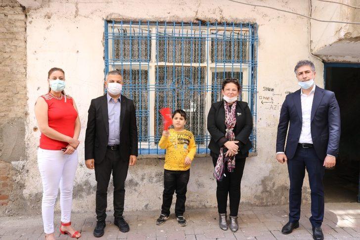 Diyarbakır İl Milli Eğitim Müdürü Taşçıer çocukların bayramını evlerinde kutladı G3