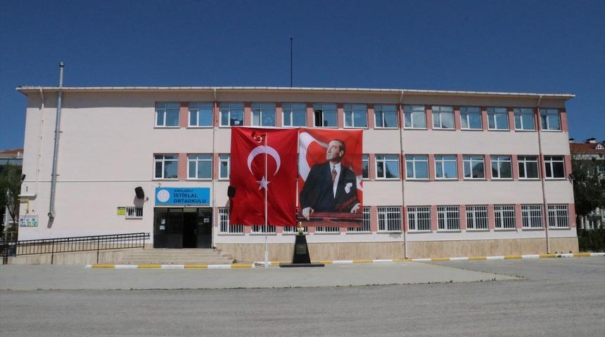 23 Nisan, okul binalarından yükselen marşlarla kutlandı