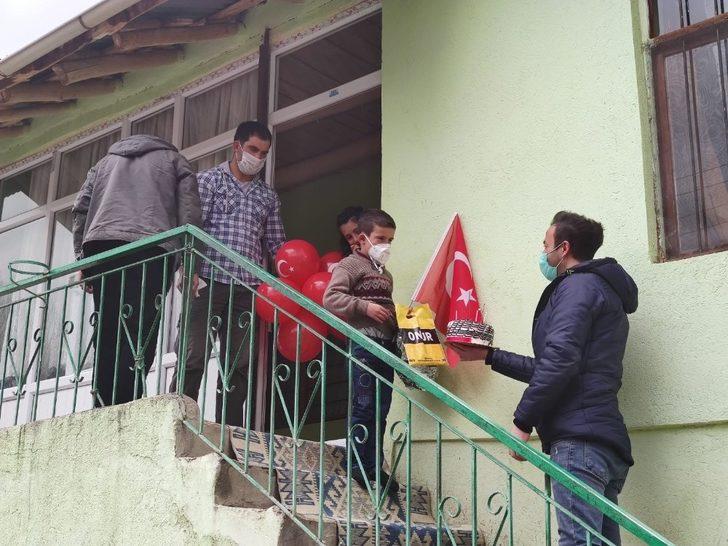 23 Nisan doğumlu çocuğa sürpriz kutlama G1