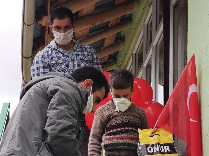 23 Nisan doğumlu çocuğa sürpriz kutlama G3