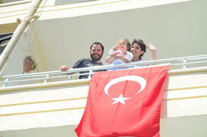 Lüleburgaz’da 23 Nisan balkonlardan kutlandı G1