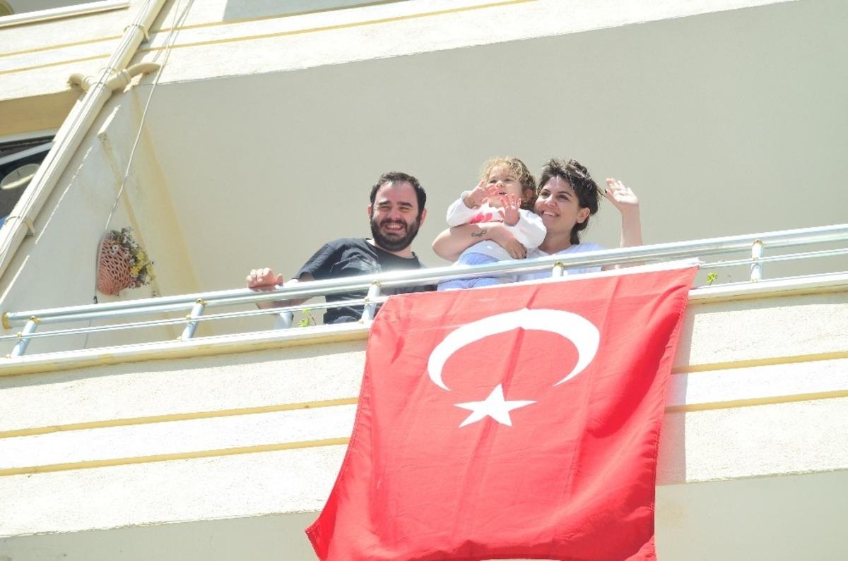 L&uuml;leburgaz&rsquo;da 23 Nisan balkonlardan kutlandı