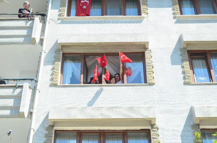 Lüleburgaz’da 23 Nisan balkonlardan kutlandı G2