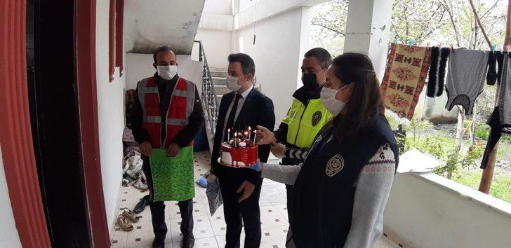 Tuzluca’da İlköğretim öğrencisi Mervenur’a doğum günü pastası sürprizi G3