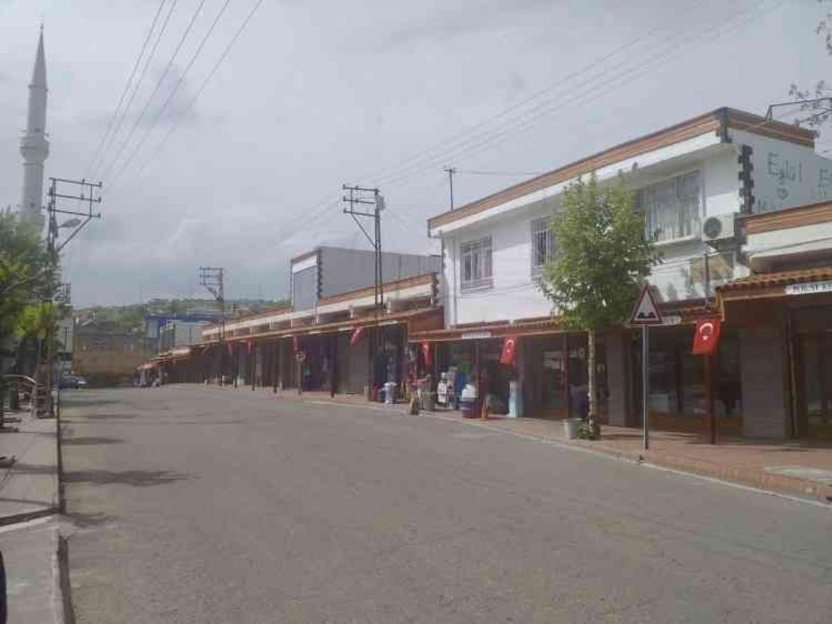 Eğil Belediyesi vatandaşlara T&uuml;rk bayrağı dağıttı