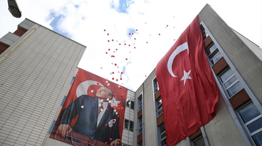 İstanbul'daki 100 okulda 100. yıl dolayısıyla kırmızı beyaz balonlar g&ouml;ky&uuml;z&uuml;ne bırakıldı