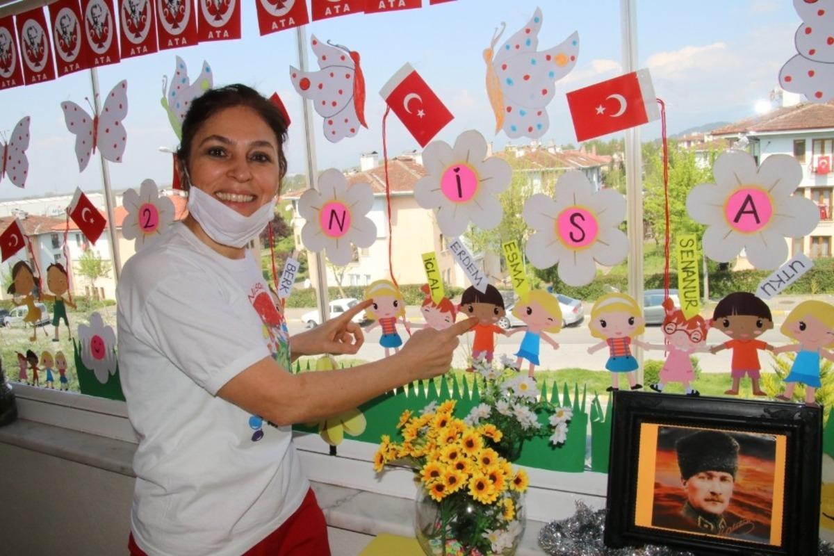 &Ouml;ğretmen &ouml;ğrencilerinin &ccedil;izgi karakterleri ile 23 Nisan&rsquo;ı kutladı