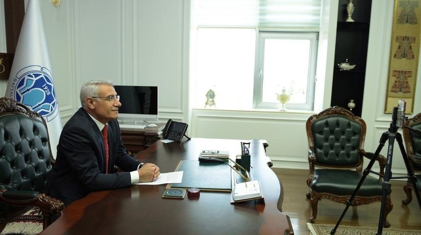 Video konferans g&ouml;r&uuml;şmesi ile başkanın koltuğunu devir aldı