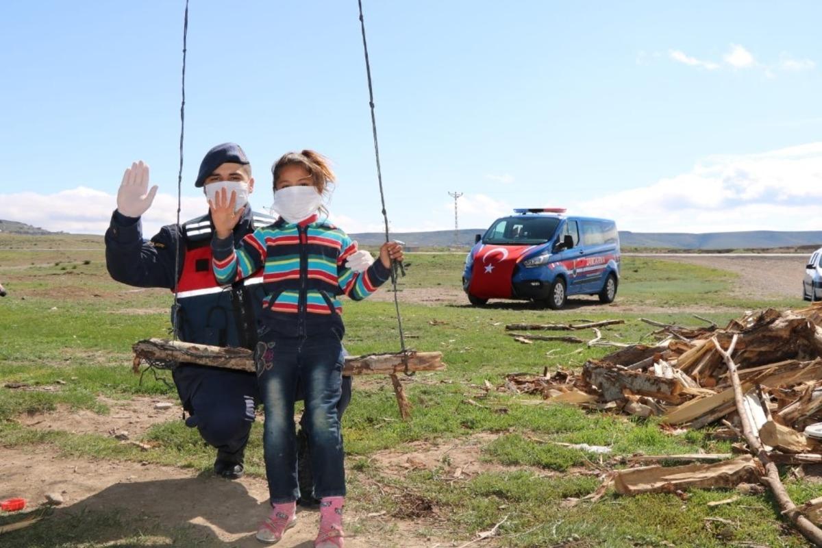 Jandarma 23 Nisan&rsquo;da k&ouml;ylerde bayrak dağıttı