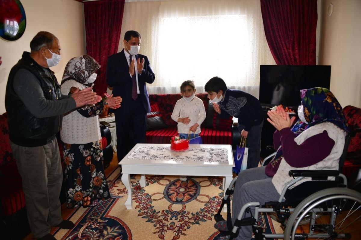 Vali Mustafa Masatlı, &ccedil;ocukların bayramını evlerinde kutladı