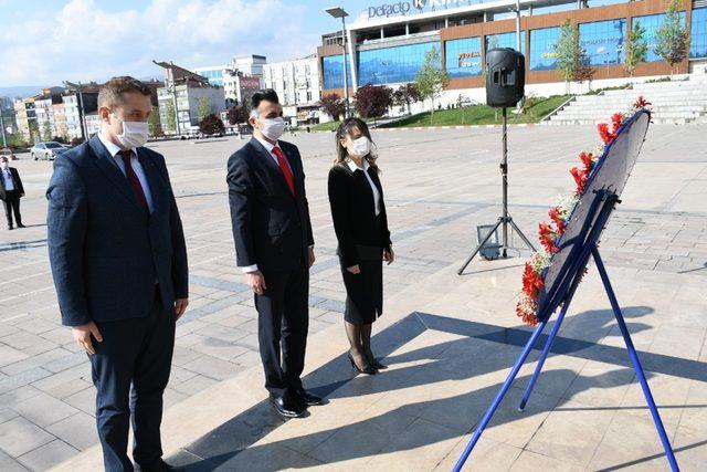 23 Nisan kutlamaları kapsamında çelenk sunumu yapıldı