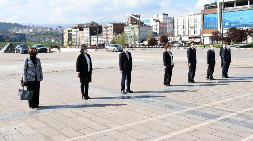 23 Nisan kutlamaları kapsamında çelenk sunumu yapıldı