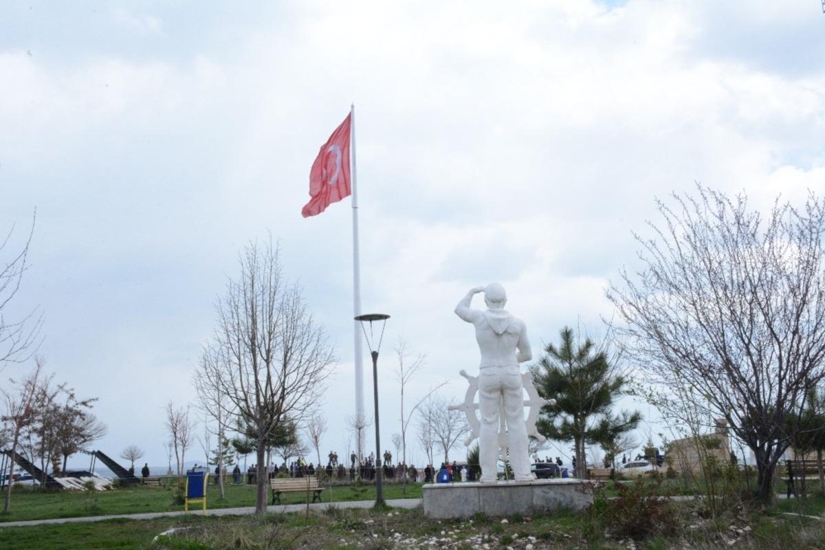 150 metrekarelik T&uuml;rk bayrağı Tatvan&rsquo;da g&ouml;ndere &ccedil;ekildi