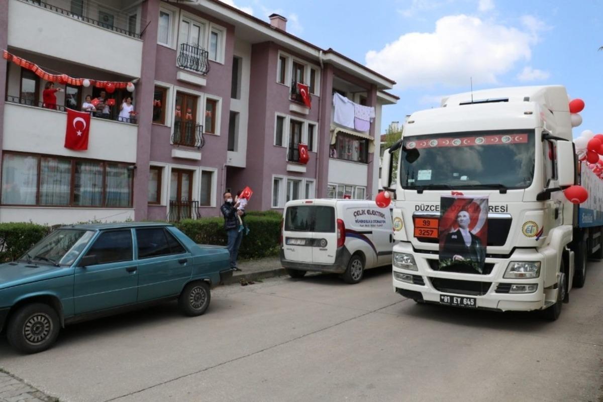 D&uuml;zce&rsquo;de salgına rağmen diğer bayramları aratmayan 23 Nisan kutlaması