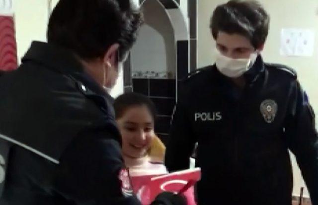 Küçük Marya’nın polislerden bayrak istemesi duygulandırdı