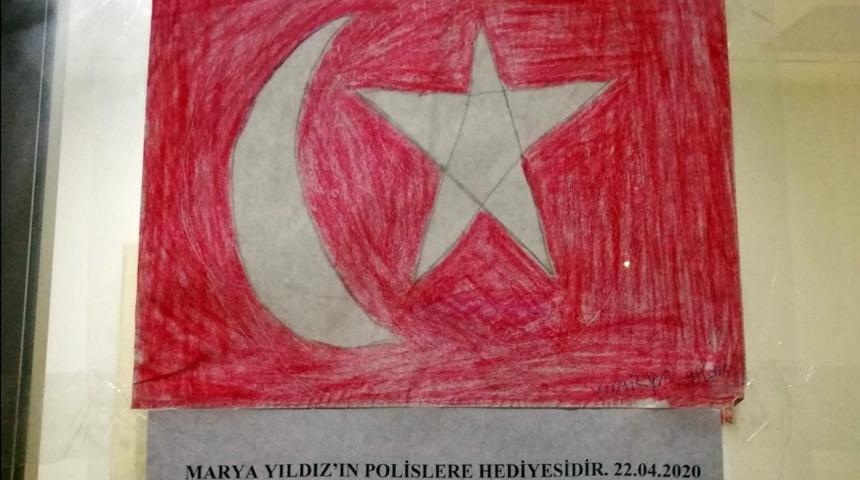 K&uuml;&ccedil;&uuml;k Marya&rsquo;nın polislerden bayrak istemesi duygulandırdı