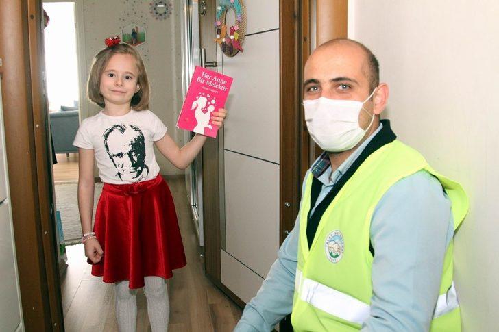 Talaslıların bayrakları ve kitapları kapılarında G2