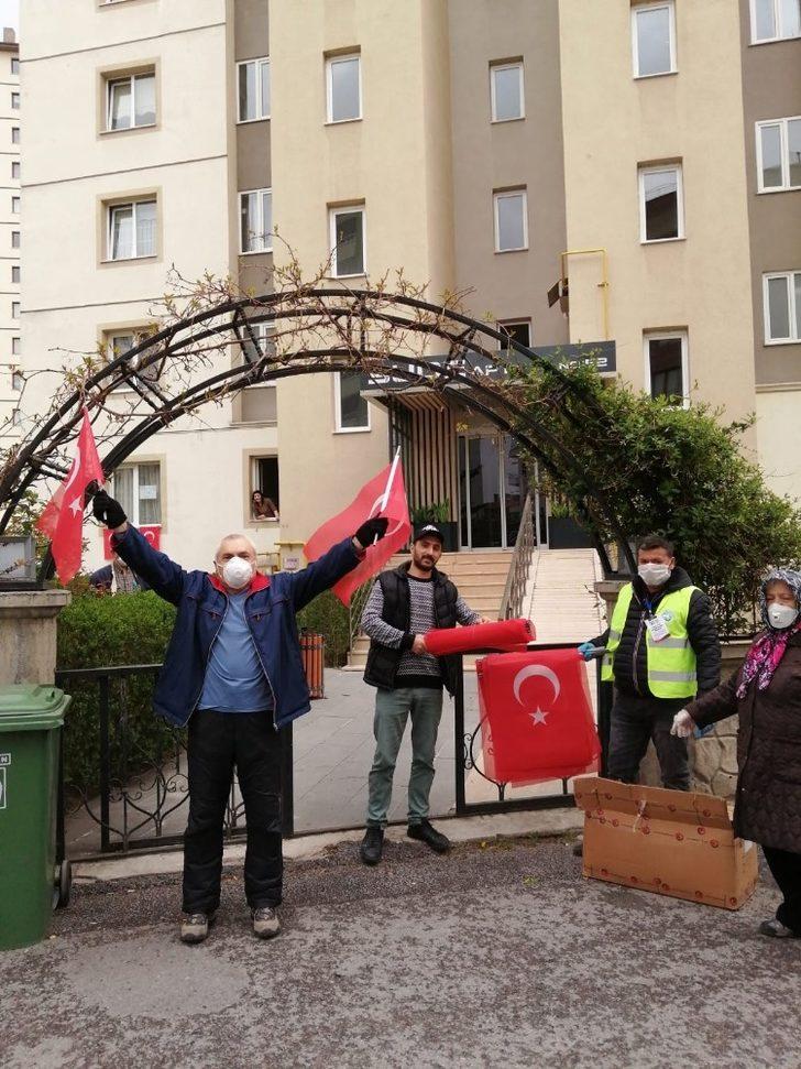 Talaslıların bayrakları ve kitapları kapılarında G3