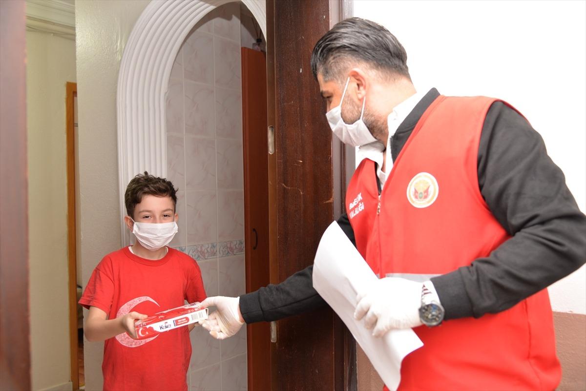 Umut'un T&uuml;rk bayrağı isteğini Vefa Sosyal Destek Grubu karşıladı