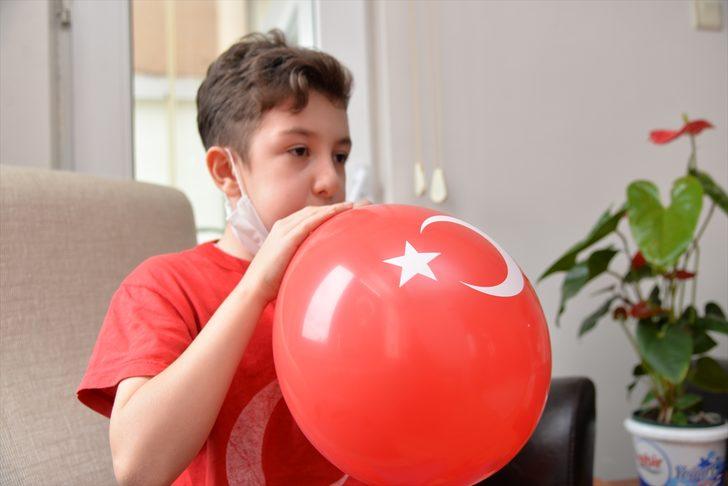 Umut'un Türk bayrağı isteğini Vefa Sosyal Destek Grubu karşıladı G2