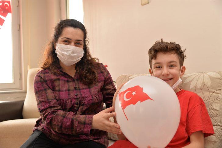 Umut'un Türk bayrağı isteğini Vefa Sosyal Destek Grubu karşıladı G3