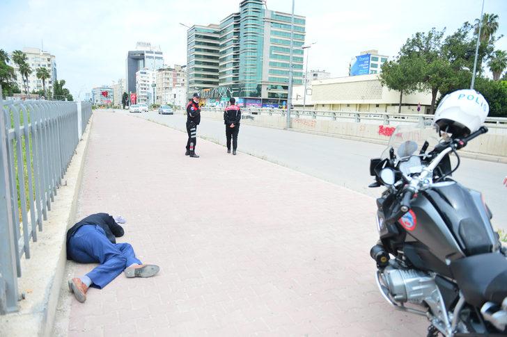 Sokağa çıkma yasağında kaldırımda sızdı G4