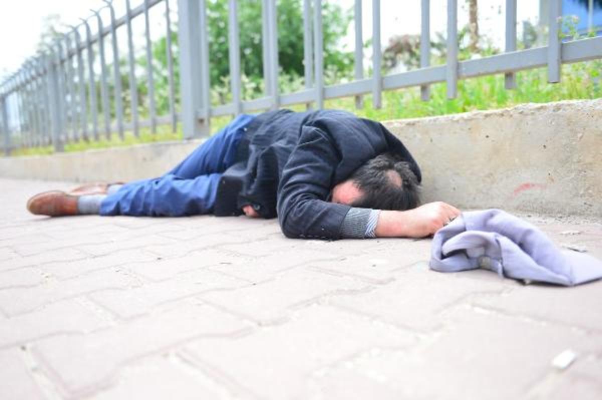 Sokağa &ccedil;ıkma yasağında kaldırımda sızdı