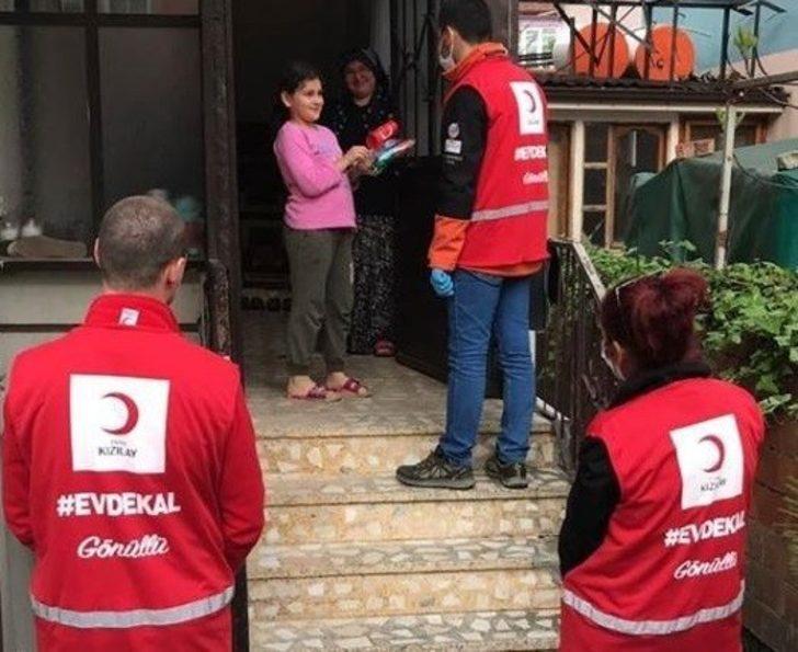 Vefa Sosyal Destek Grubu çocuklara Türk Bayrağı dağıttı G1