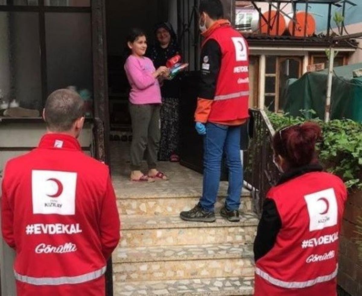 Vefa Sosyal Destek Grubu &ccedil;ocuklara T&uuml;rk Bayrağı dağıttı