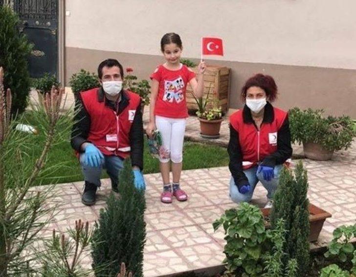 Vefa Sosyal Destek Grubu çocuklara Türk Bayrağı dağıttı G2