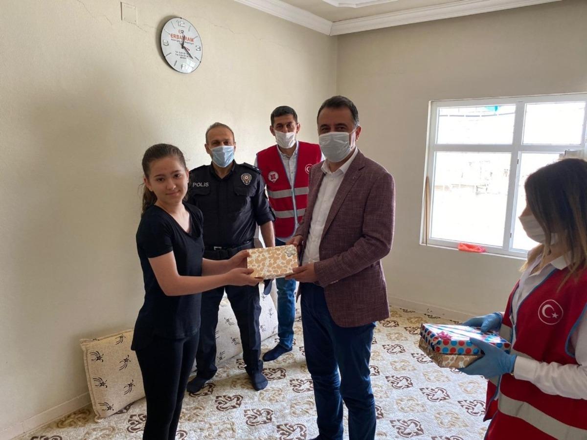 Şehit &ccedil;ocuklarına 23 Nisan ziyareti