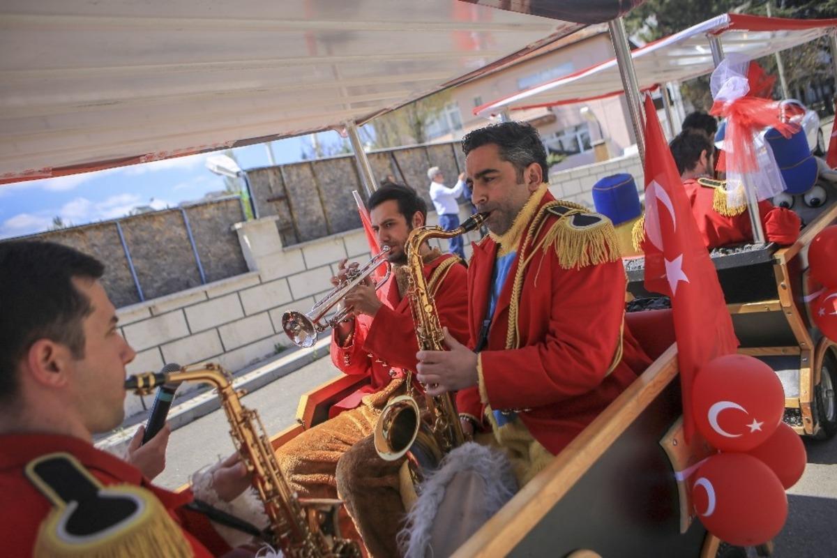 (&Ouml;zel) Sokağa &ccedil;ıkma kısıtlamasında bandolu 23 Nisan kutlaması