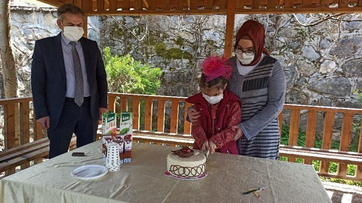 Özel çocuğun doğum gününü öğretmeni unutmadı G5