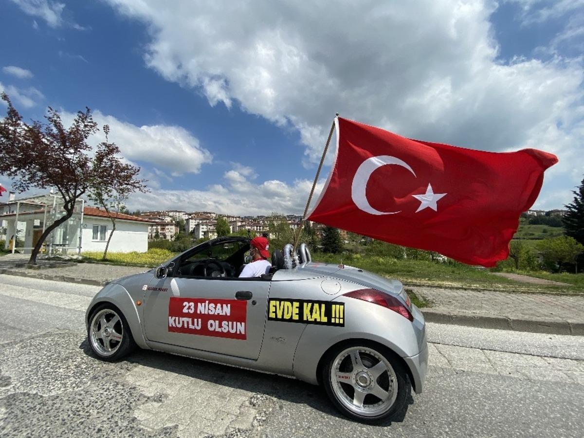 Arabasıyla sokak sokak gezip, &ccedil;ocukların bayramını kutluyor