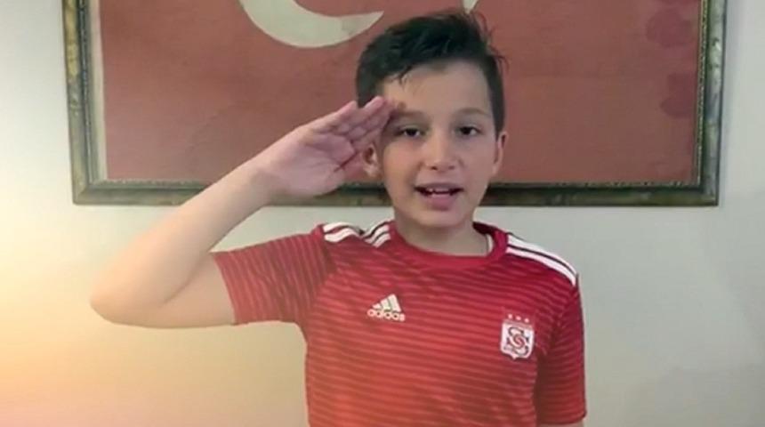 Sivasspor&rsquo;un minik taraftarından 23 Nisan kutlaması