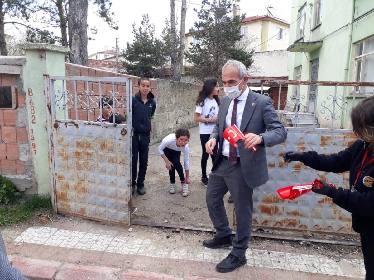 Evlerinden &ccedil;ıkamayan 23 Nisan &ccedil;ocuklarına Başkan Altıkula&ccedil;&rsquo;tan s&uuml;rpriz