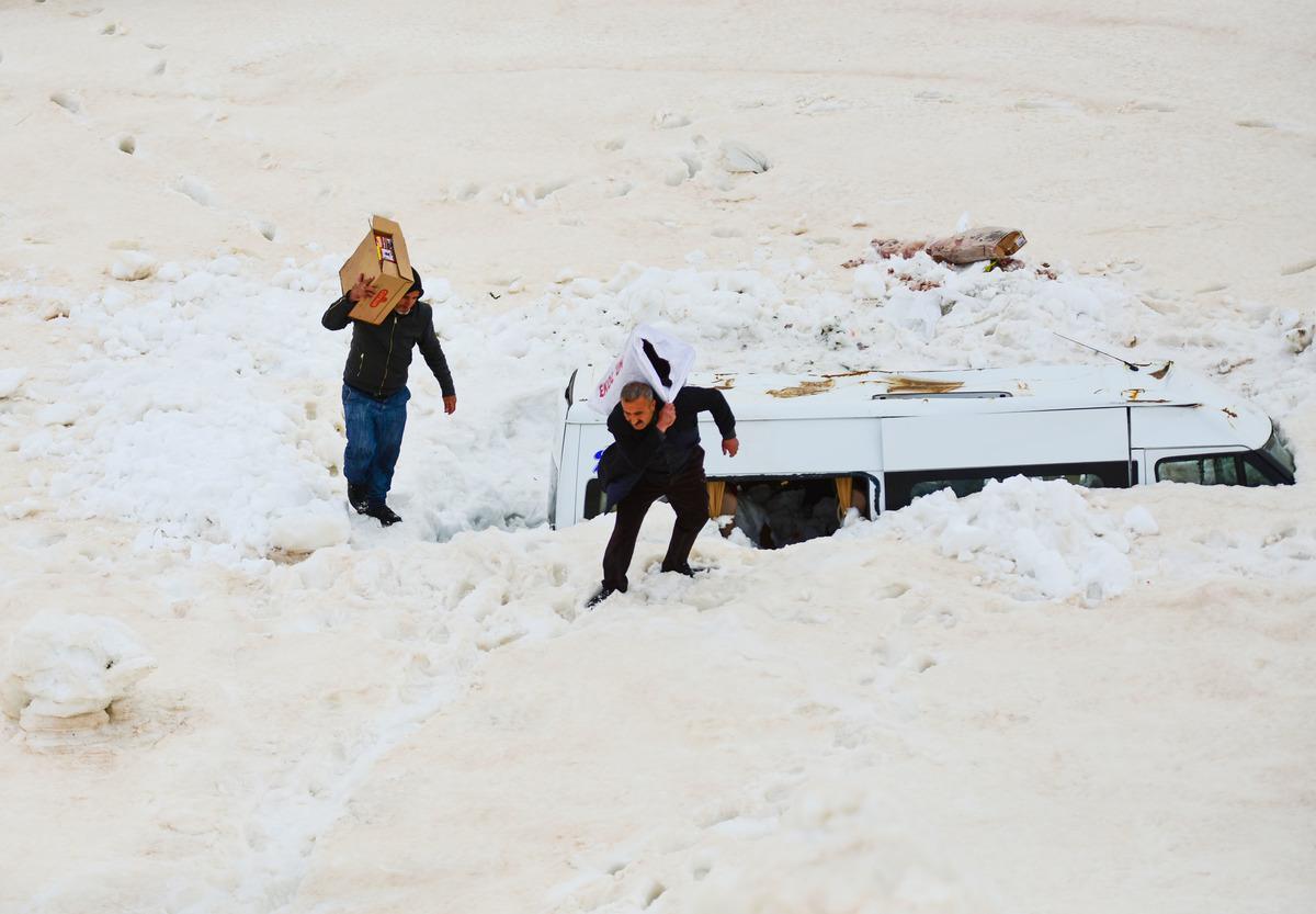 &Ccedil;ığ altında kalan minib&uuml;se 3 ay sonra ulaşıldı, eşyalarını aldılar