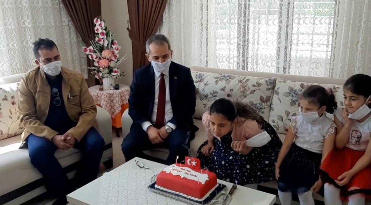 23 Nisan&rsquo;da doğan &ccedil;ocuğa Kaymakamdan pastalı s&uuml;rpriz