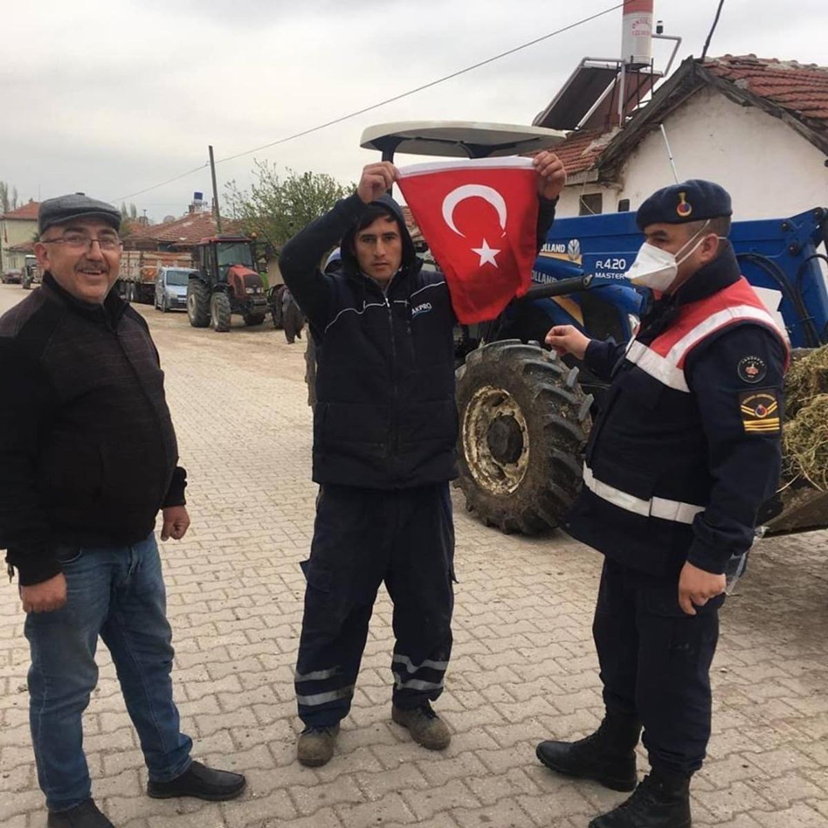 Seyitgazi Vefa Sosyal Destek Grubundan her eve T&uuml;rk bayrağı